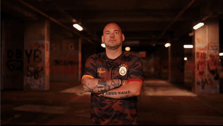 Wesley Sneijder wearing the Sneijder jersey for Galtasaray FC